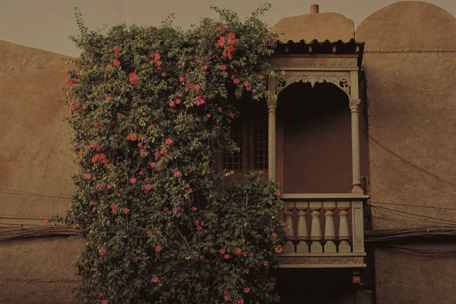 Calle colonial de Cartagena con balcones y buganvilias, propiedad promocionada por VCC